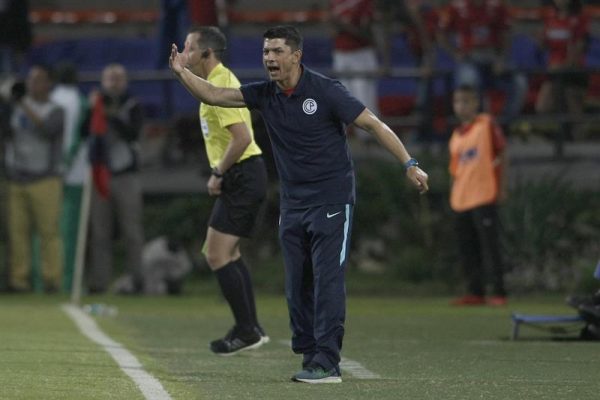 El técnico de Cerro Porteño, Gustavo Florentín, admite que será complicado el choque de vuelta. Foto Agencia EFE.