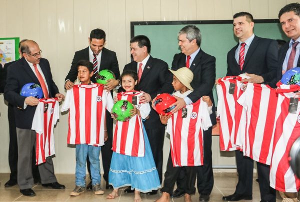 Los chicos de Cateura recibieron sus camisetas de la Albirroja en encuentro con los mundialistas.