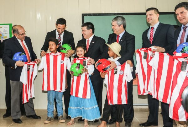 Los chicos de Cateura recibieron sus camisetas de la Albirroja en encuentro con los mundialistas. 