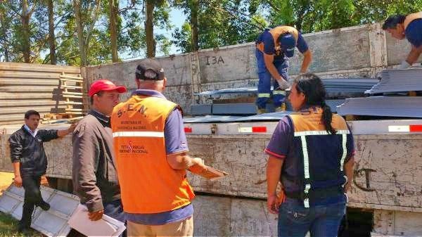 Funcionarios de la SEN distribuyendo las chapas a entregar a las comunidades Foto gentileza SEN