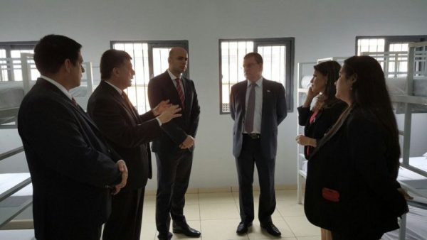 Autoridades recorriendo las dependencias del pabellón Foto gentileza Ministerio de Justicia