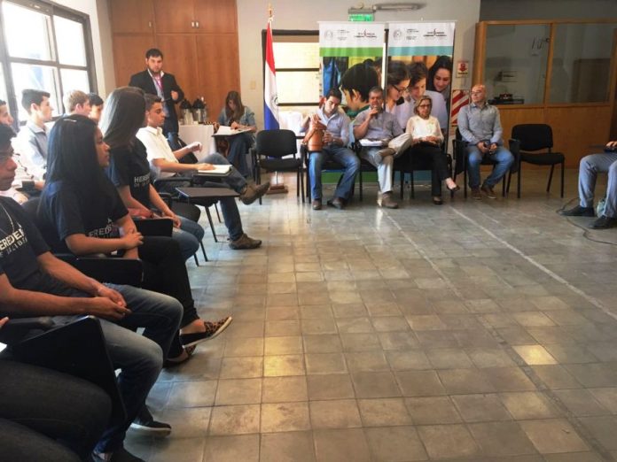 mesa-de-trabajo-con-estudiantes
