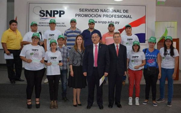 Los primeros beneficiarios de Ñepyrũrã junto a autoridades en el lanzamiento del crédito Foto gentileza SNPP