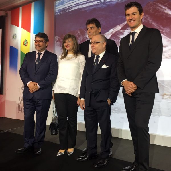 Después del lanzamiento del Dakar la ministra de Senatur, Marcela Bacigalupo, y el ministro de Deportes, Víctor Pecci, posaron con los organizadores del rally. 