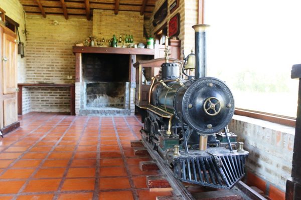 En el museo privado con que cuenta la estación Puerto Olivares puede apreciar una locomotora inglesa en miniatura, como así también varias piezas utilizadas en las estaciones de trenes de Sudamérica. Foto: Gentileza Senatur