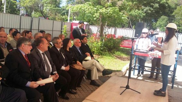 Lucía Marino encargada de las refacciones del Panteón de los Héroes explicando los avances de la misma IP Paraguay 