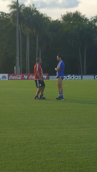 Francisco Chiqui Arce, técnico de la Albirroja, habló por un buen tiempo con Roque Santa Cruz antes del inicio de los trabajos.