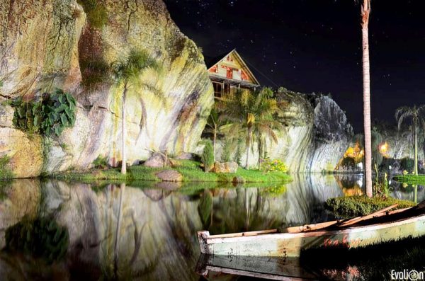 El Complejo Ita Kua de noche con sus espejos de agua y sus cabañas altas en la cumbre serrana Foto gentileza facebook Ita Kua 