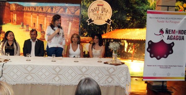 La Ministra Marcela Bacigalupo en el momento de la apertura del lanzamiento oficial de “Paraguay está de moda” que involucra a artesanos de todo el país IP Paraguay