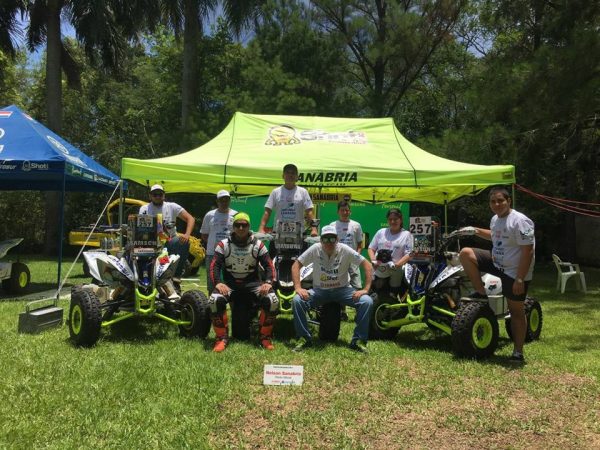 El piloto nacional, Nelson Sanabria, posa con su equipo de trabajo.