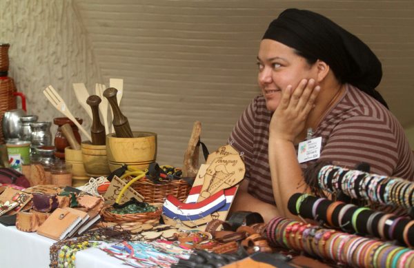 La artesana en cuero María del Carmen Paredes exponiendo sus productos en la feria de la Dinapi en la mañana de este jueves IP Paraguay