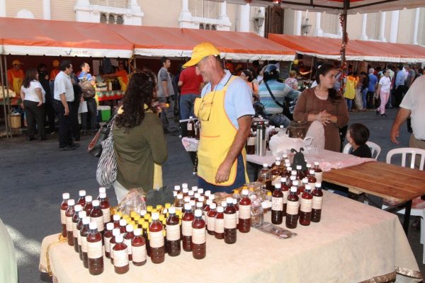 El puesto de venta de miel pura de abeja tarido desde el Chaco paraguayo IP Paraguay