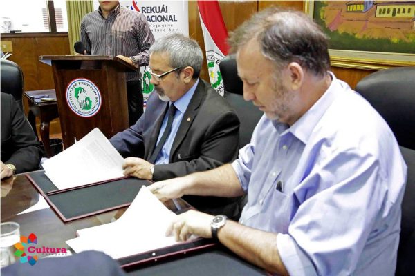 Fernando Griffith ministro de la SNC junto a Benigno López presidente del Consejo de la Previsional firmando el acuerdo interistitucional para la realización del programa para los adultos mayores Foto: Gentileza SNC