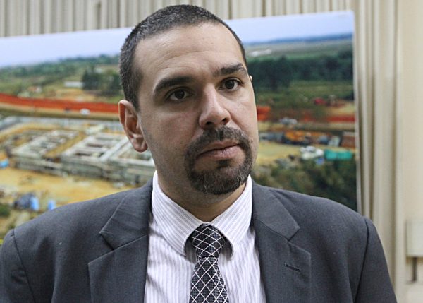 Daniel González director de Gestión Socioambiental del MOPC explicando los detalles del llamado a licitación IP Paraguay