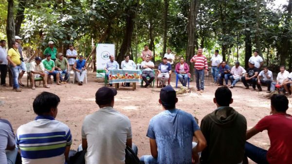 Autoridades de la Senave y los productores del Asentamiento Araujo Cué en plena reunión Foto: Gentileza Senave