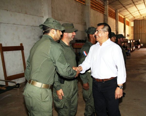 tadeo-rojas-con-efectivos-policiales