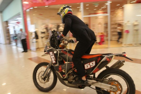 José Candia ingresó con la moto con la que competirá en el Dakar. Foto IP. 