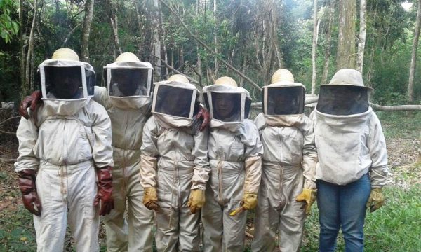 MAG llegó a un total de tres comunidades indígenas del departamento de San Pedro y Canindeyú donde 25 productores fueron instruidos en apicultura Foto: Gentileza MAG