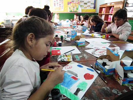 Actividades de inclusión a las actividades escolares de los niños, niñas y adolescentes afectados por las crecidas del río Paraguay Foto: Gentileza MEC