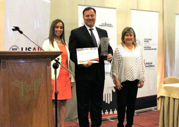 El ministro del MOPC, Ramón Jiménez Gaona, recibiendo el premio en nombre de la institución. Foto Senac.