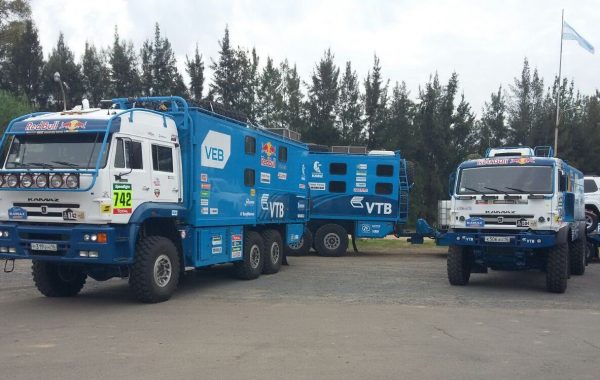 Los primeros camiones se preparan para cruzar la frontera hacia Paraguay. Foto SND.