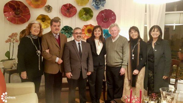 El maestro Luis Szarán fue homenajeado previo a la ceremonia, por el ministro Fernando Griffith y la encargada de negocios de la Misión Permanente del Paraguay ante la UNESCO, Leticia Casati. Foto gentileza SNC.