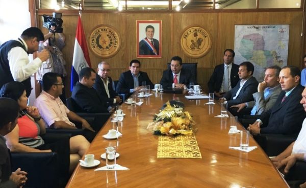 Autoridades nacionales reunidos para evaluar los programas que implementarán con los productores de caña de azúcar en este 2017 Foto: Gentileza MAG