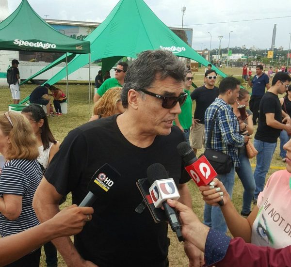 El ministro de la SND, Victor Pecci, durante su recorrido en el Dakar Village.