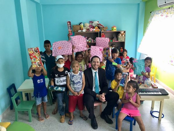 Funcionarios de la PGR compartieron la mañana con niños de hospitales públicos. Foto PGR.