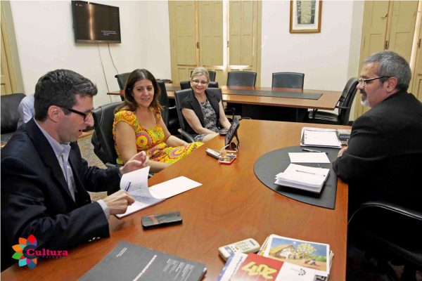 El ministro Fernando Griffith junto a la directora de la película Los Buscadores Tana Schémbori y Adrián Cattivelli director de Comunicación Foto: Gentileza SNC