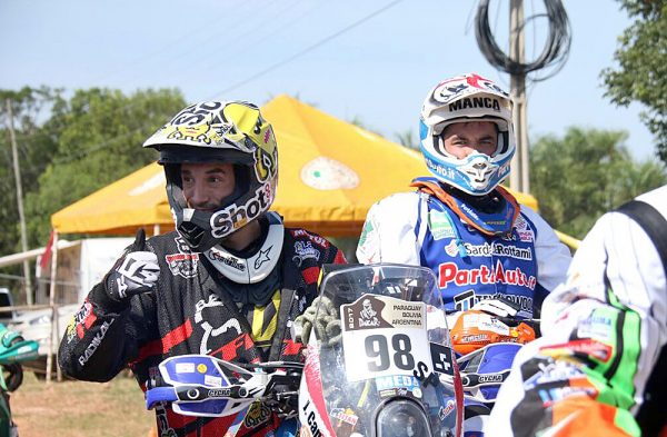 El piloto José Candia a punto de iniciar la primera etapa del Dakar 2017 en Atyra. Foto Senatur.