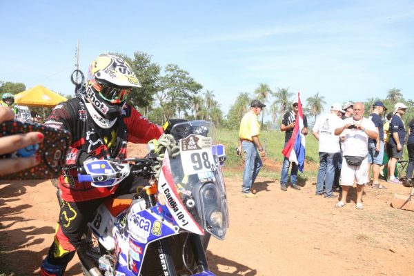 El piloto José Candia, antes de iniciar la primera etapa del Dakar en Atyra. Foto Senatur.