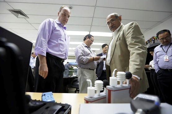 El director paraguayo de la Itaipu James Spalding junto al ministro del Trabajo Guillermo Sosa al momento de realizar la entrega de los equipos Foto: Itaipu