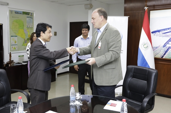 Hideyuki Yoshida y James Spalding.  Foto: Itaipú Binacional. 