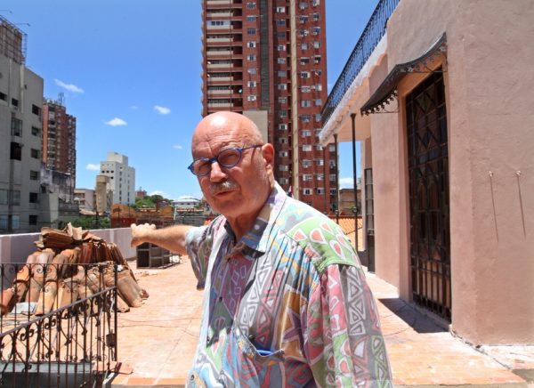 El director de la Casa del Teatro Rolando Rasmussen mostrando los avances de las obras para la futura Casa de la Danza / IP Paraguay