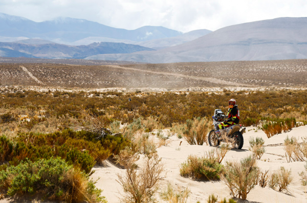 Uno de los participantes a punto de encarar el desierto en el cuarto día. Foto Dakar.