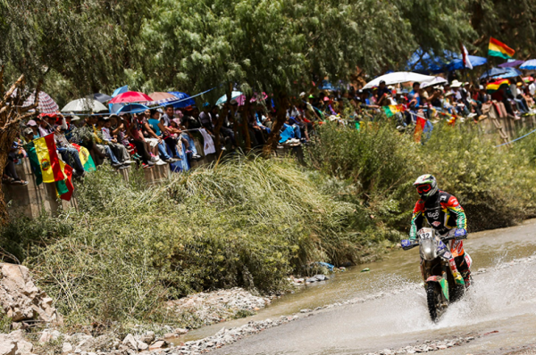 El piloto boliviano Juan Carlos Salvatierra en su paso por su país durante la cuarta etapa del Dakar. Foto Dakar.