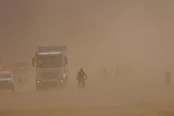 Una tormenta de arena afectó a los pilotos que iban llegando al vivac en la ciudad boliviana de Tupisa. Foto Dakar.
