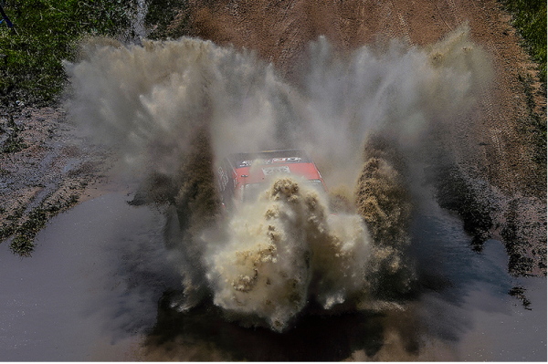 El piloto Gerard DeViliers durante el tramo corrido en Atyra, Paraguay. Foto Dakar.