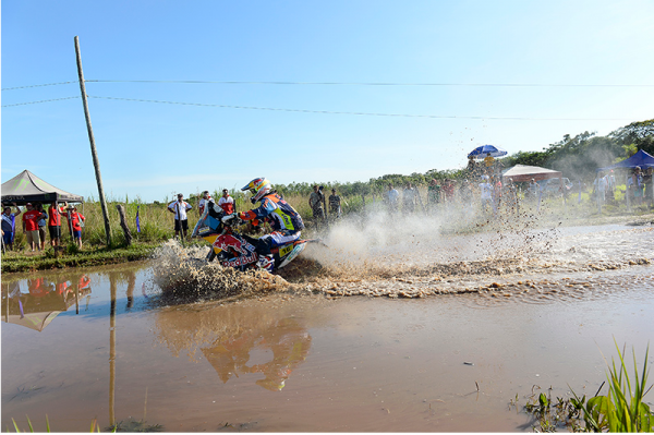 El piloto Walkner Matthias durante su paso por el tramo especial en Paraguay. Foto Dakar.