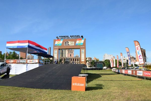 Podio de largada del Dakar 2017 en Paraguay. Foto Secretaría Nacional de Deportes.