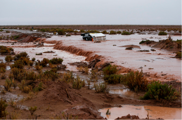 Intensas lluvias en Bolivia que provocaron crecidas que se llevaron a uno de los camiones de la organización del Dakar 2017. Foto Dakar.