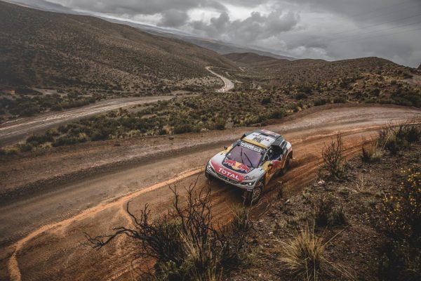 El piloto Stephane Peterhansel en su paso por la E5. Foto Dakar.