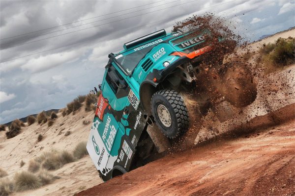 El camión de Gerard De Rooy atravesando las dunas. Foto Dakar.