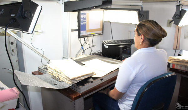 Proceso de digitalización de los archivos que se realizan por funcionarios de la Dirección de Migraciones en convenio con la ONG Family Search International Foto: Gentileza DGM