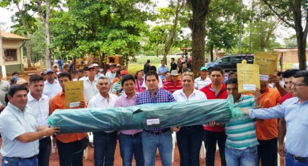 Autoridades junto a los agricultores en el acto de entrega realizado en la Municipalidad de Yguazú Foto: MAG