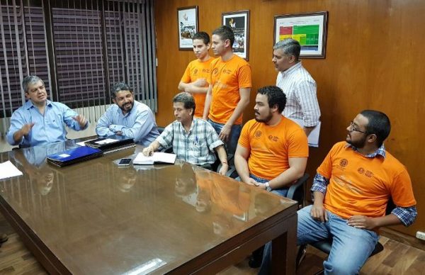 El ministro Riera junto con universitarios encargados de constatar estado de las escuelas. Foto gentileza/MEC