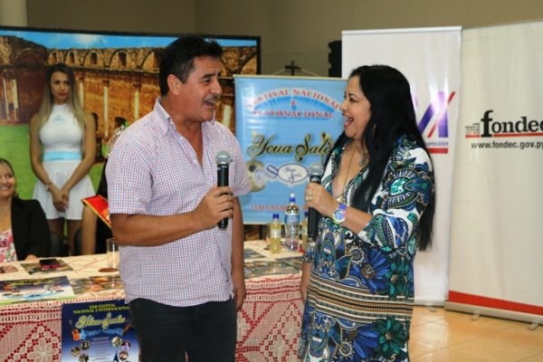 La cantante Perla con uno de los integrantes del Grupo los Ojeda en dúo interpretando parte del repertorio previsto para el festival del Ykua Salas Foto: Senatur