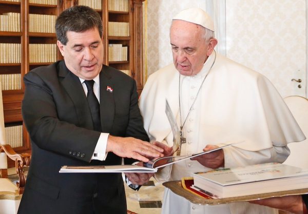presidente Cartes con el papa en Italia