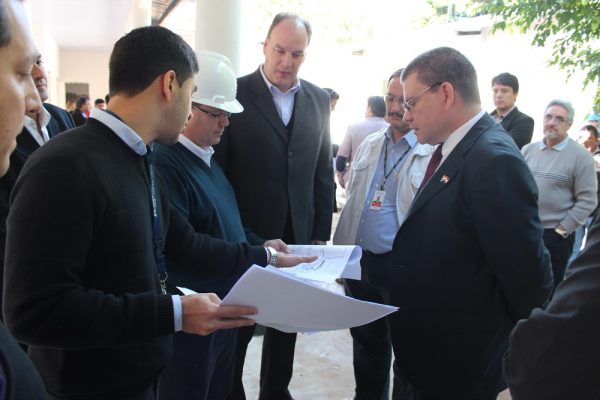 El ministro de Salud, Antonio Barrios, con el director paraguayo de Itaipú Binacional, James Spalding. Foto Ministerio de Salud.